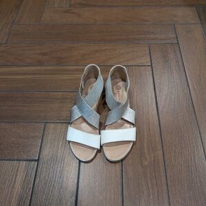 ERIC MICHAEL Mia white and silver wedge sandal size 6